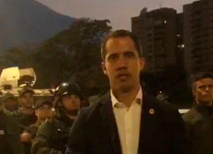 Juan Guaidó incita a rebelión militar contra Maduro