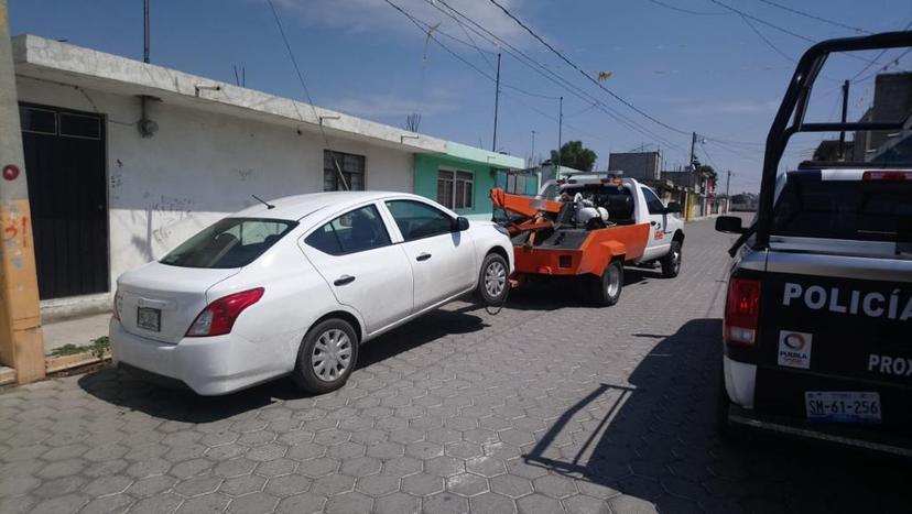 Roba auto y lo estaciona frente a su casa pero la policía lo localiza