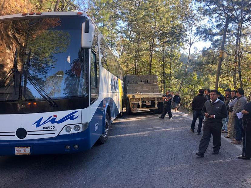 Choca VIA y tráiler en la Zacapoaxtla - Cuetzalan