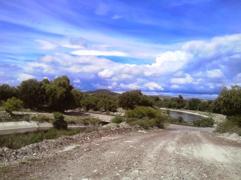 Tiran otro cadáver en aguas negras de Valsequillo en Yehualtepec