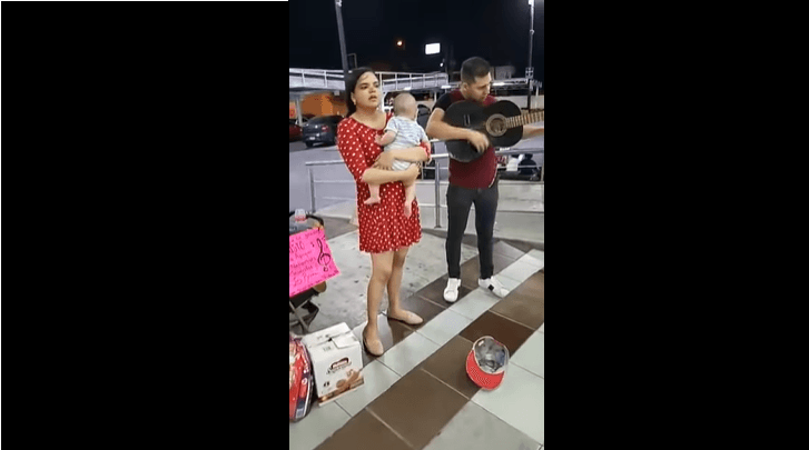 VIDEO Pareja con todo y bebé cantan en la calle para comprar leche