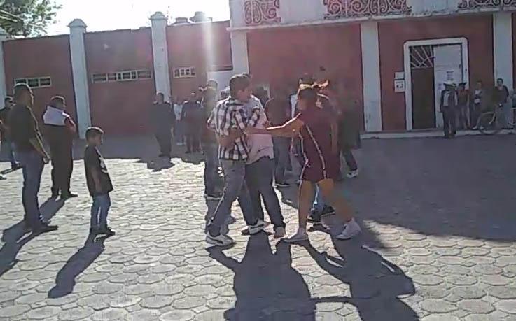 VIDEO Balean a Guardia Nacional en Tlalancaleca al evitar linchamiento de acosador