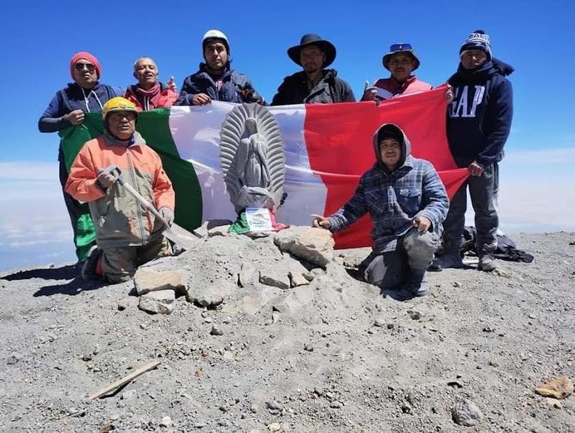 Imagen de la Virgen de Guadalupe llega a la cima del volcán Citlaltepetl