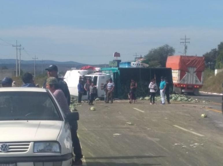 Vuelca un camión cargado con verduras en Acatzingo