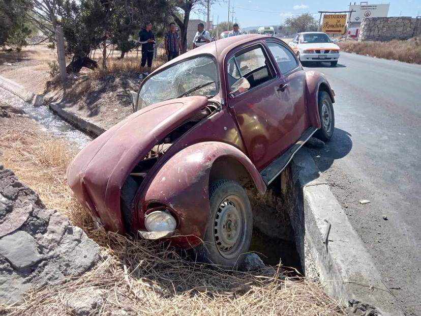 Tres personas lesionadas en choque de Vocho en Tehuacán