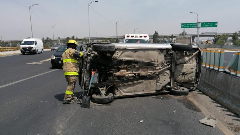 Mujer evita chocar con moto y termina volcada en la México-Puebla