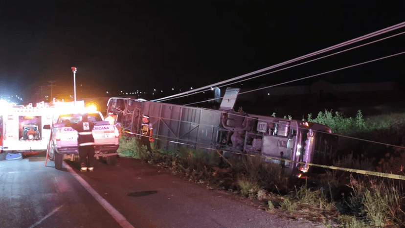 Vuelca autobús en Aguascalientes, hay dos muertos