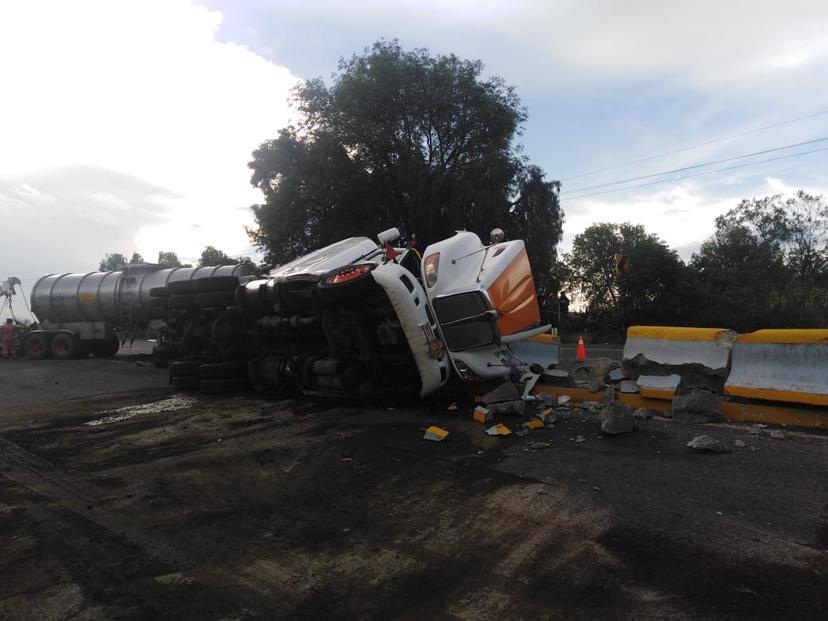 Vuelca pipa con 31 mil litros de diésel en la Puebla-Orizaba