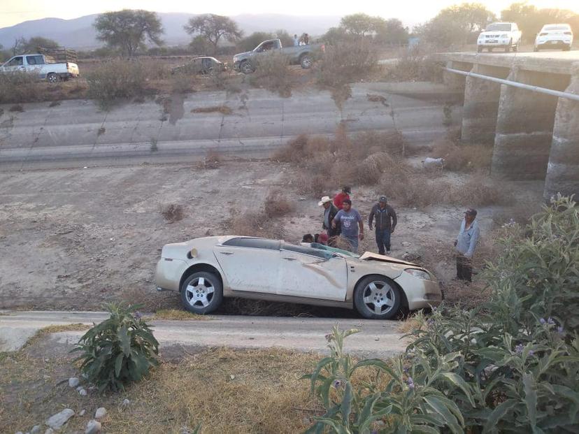 Vehículos caen en canal de Valsequillo, en Tlacotepec de Juárez