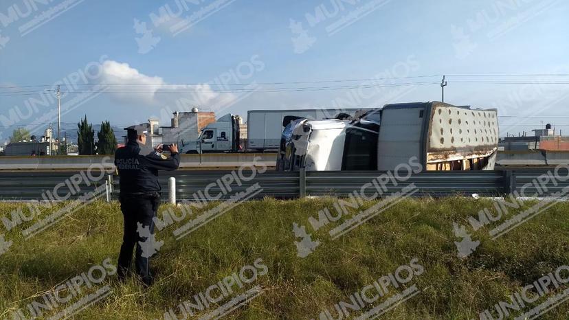 Por volcadura cierra autopista, a la altura de Texmelucan