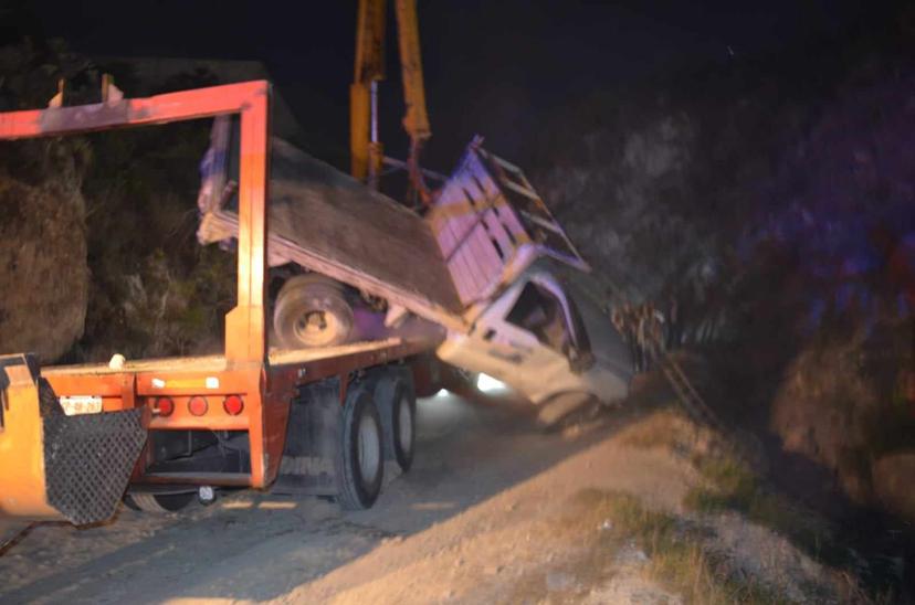 Vuelca camioneta de materiales para la construcción en Tehuacán 