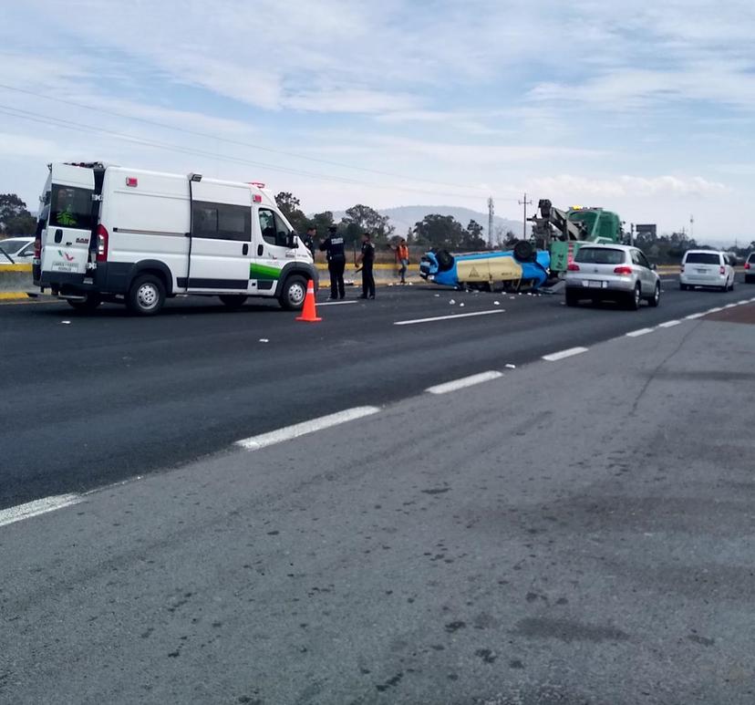 Nueve heridos tras volcadura sobre la autopista México-Puebla