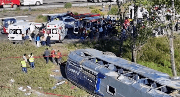 VIDEO Vuelca autobús de pasajeros entre Periférico y la México-Puebla