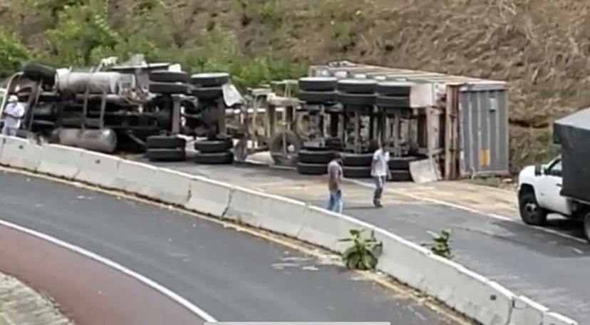 Otra volcadura de tráiler en la parte final de la vía Atlixcáyotl