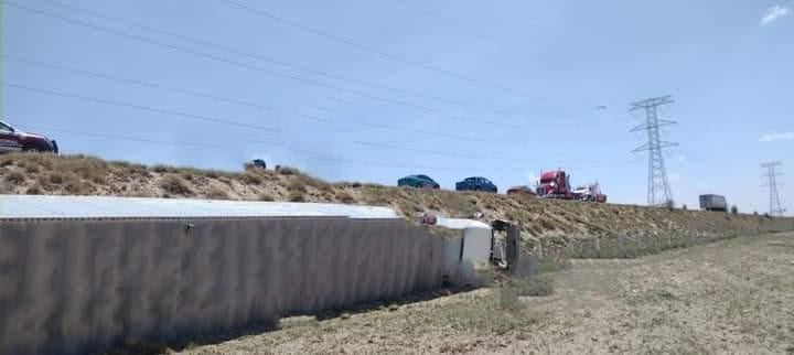 Volcadura de tráiler deja un lesionado grave en San José Chiapa