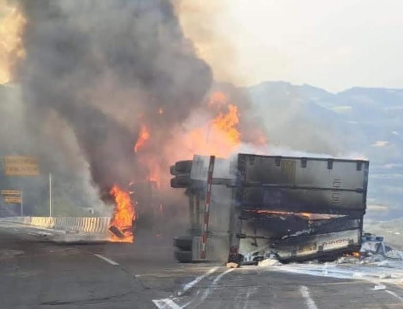 Volcadura e incendio de tráiler deja un herido en la Puebla-Orizaba