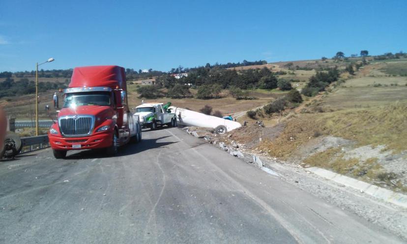 Volcadura de pipa deja 4 muertos y 10 heridos en Esperanza