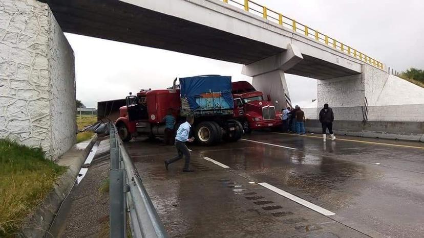 Accidente generó el cierre de la autopista Puebla-Orizaba en Tepeaca