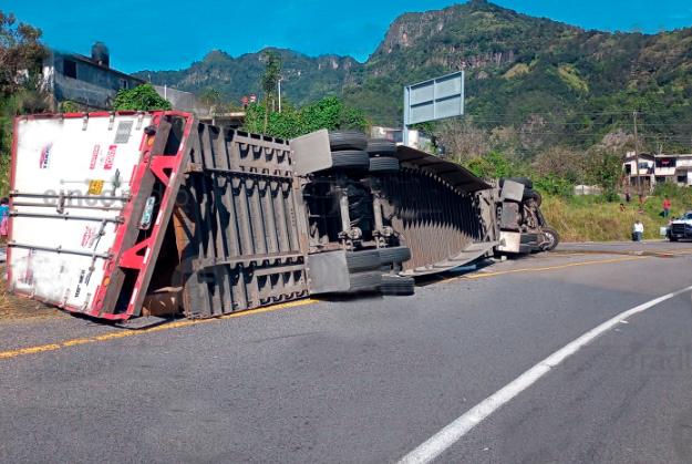 Tráiler se voltea en la entrada a Teziutlán y derrama diésel