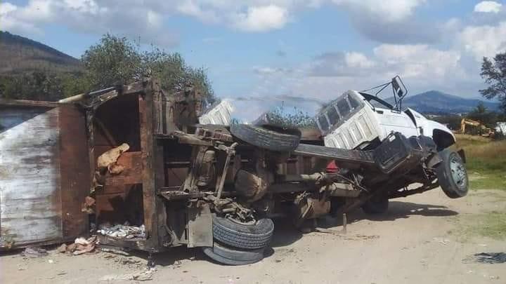 Se vuelca camión de basura en Oriental y deja a vecinos sin recolección