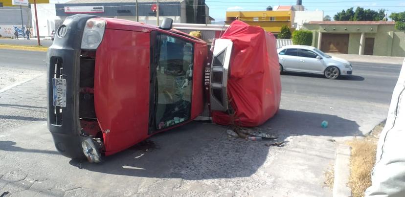 Pierde control de su auto, vuelca y lo abandona en Tecamachalco