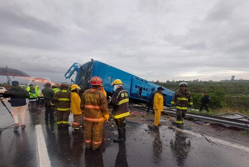 Autobús se volcó con 35 pasajeros en la autopista Puebla-Atlixco: Céspedes