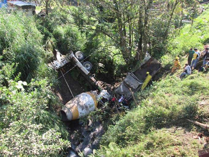 Un muerto y un lesionado por volcadura en la México-Tuxpan