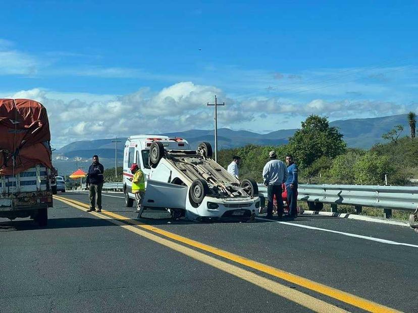 Vuelca vehículo en la Cuacnopalan-Oaxaca, una mujer resultó lesionada