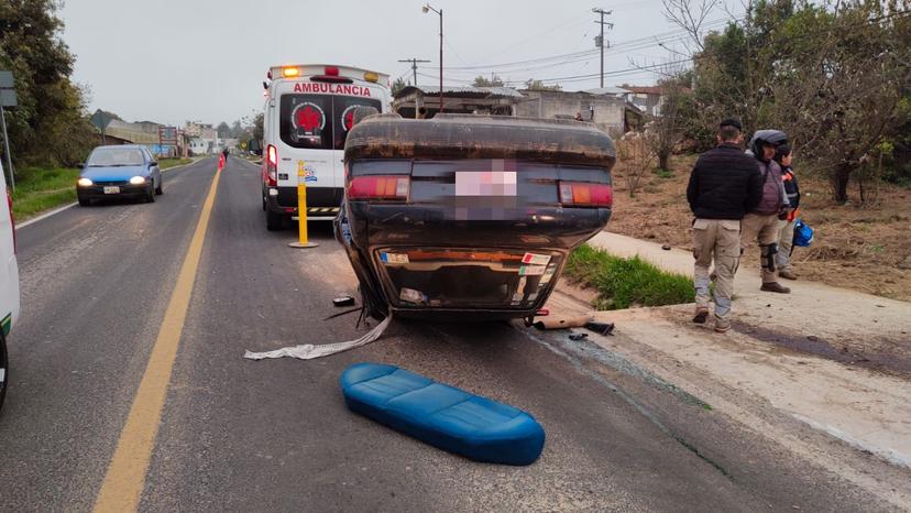 Dos niños lesionados por volcadura en Tlatlauquitepec