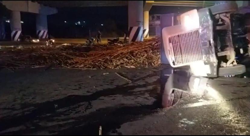 Vuelca camión cañero en el crucero Cuatro Caminos  en Izúcar