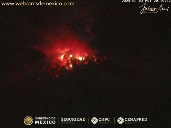 VIDEO Nueva explosión del Popocatépetl con expulsión de material incandescente