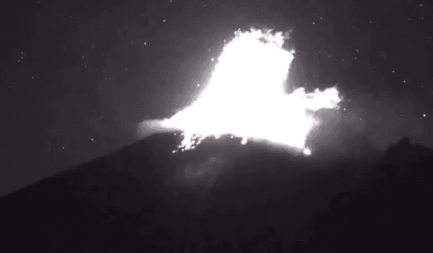 VIDEO Incrementa actividad del Popocatépetl, arroja fragmentos incandescentes