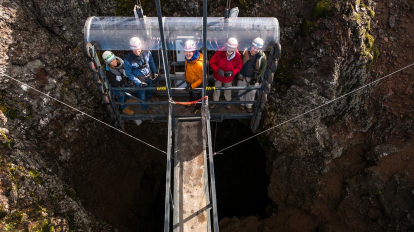 Hacen tour dentro de volcán en Islandia