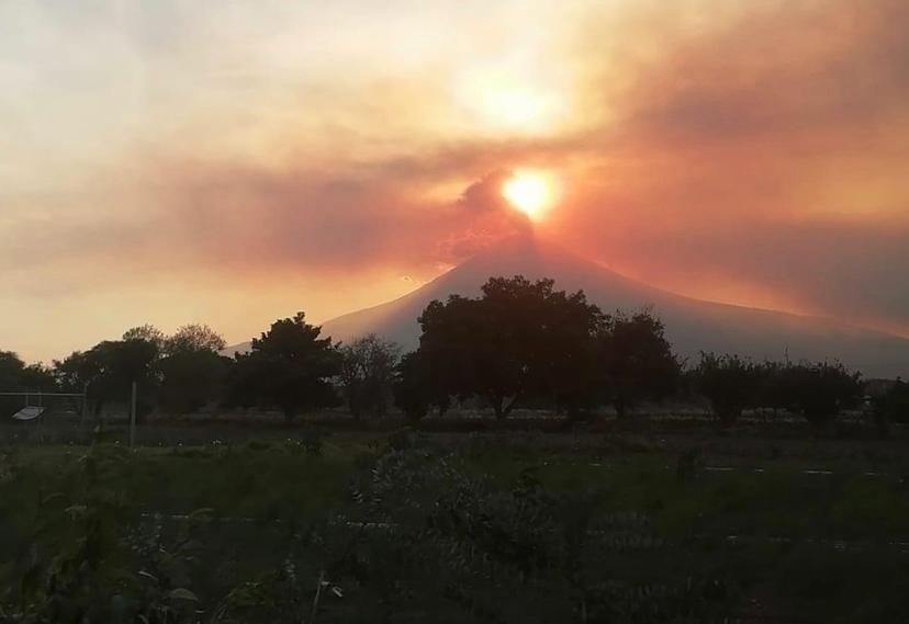 Incendios tiñen de rojo y amarillo el Popocatépetl