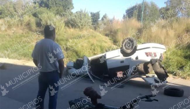 VIDEO Auto vuelca en Texmelucan y Tránsito le cobra a conductor por daños a la vialidad