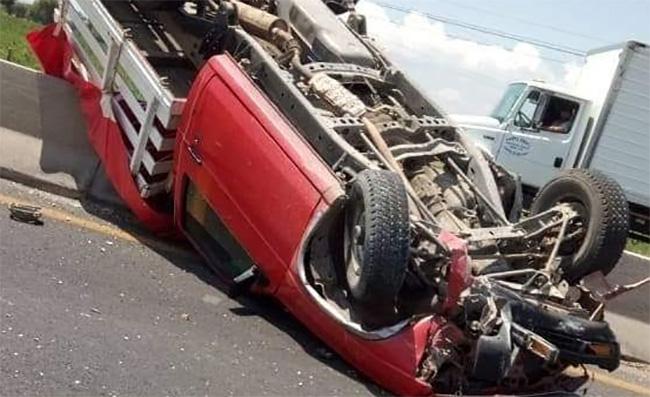 Tractocamión invade carril y provoca volcadura de camioneta en Cuapiaxtla