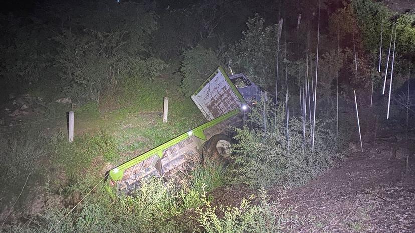 Camión se voltea en la Puebla-Huajuapan; hay cierre parcial de la carretera