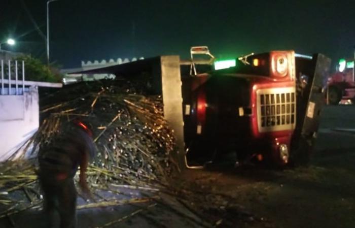 Se voltea camión de caña en el Eje Poniente en Izúcar