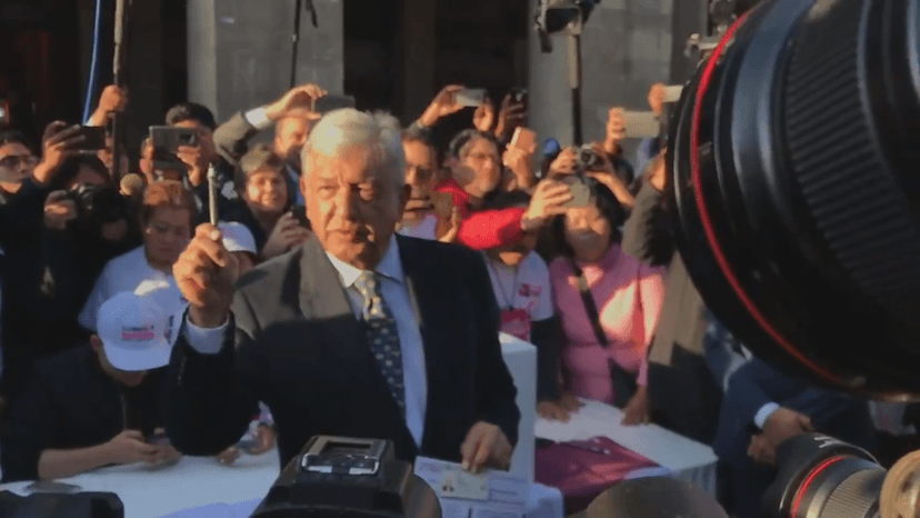 Participa AMLO en la votación para el NAICM