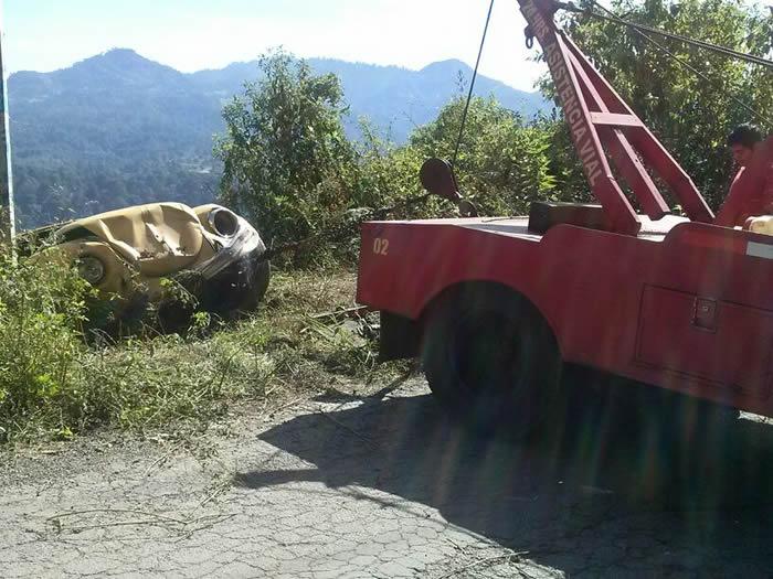 Vuelca auto del edil electo de Nauzontla; conductor sale ileso