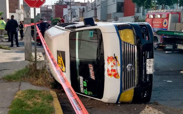 Choque de combi con Seat deja siete lesionados