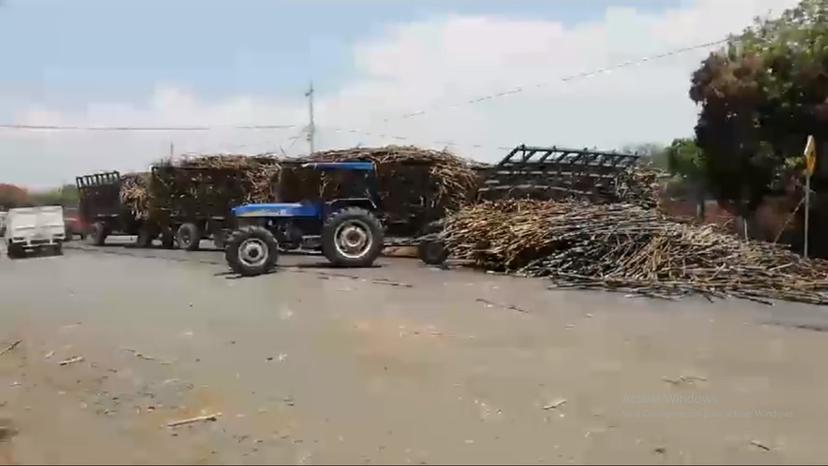 Vuelca remolque cargado de caña en Izúcar de Matamoros