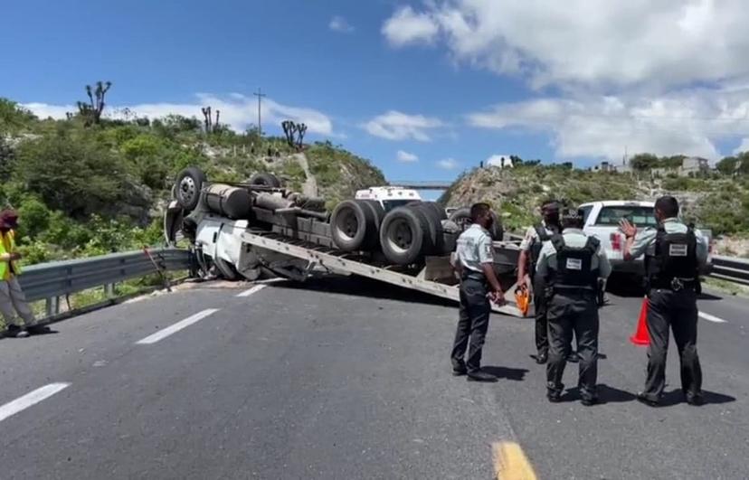 Vuelca tractocamión por exceso de velocidad sobre la Cuacnopalan-Oaxaca 