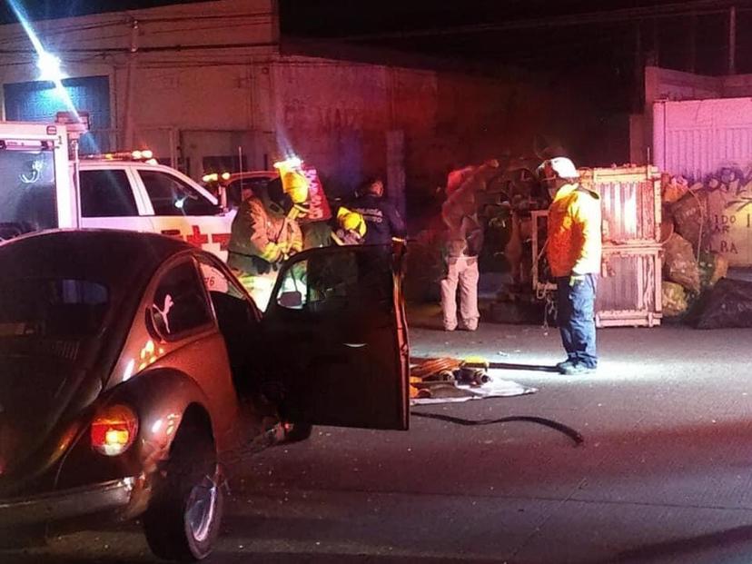 Tras impacto con camioneta, muere prensado en su vocho en Amozoc