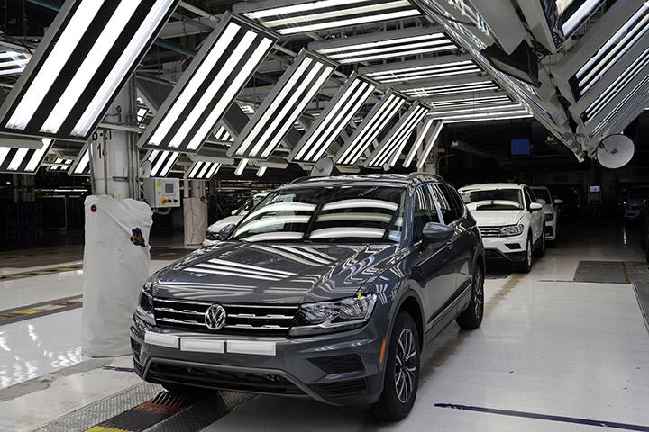 VW para tres turnos de producción por bloqueos en la México-Puebla