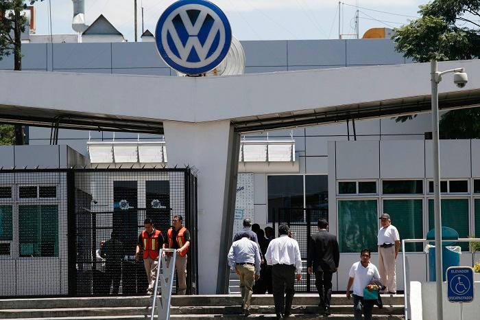 Niega VW en Puebla que consulte con Alemania renegociación salarial