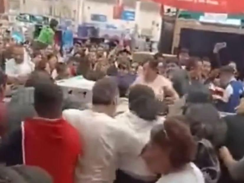 VIDEO Pelean en Walmart de Tehuacán por pantallas en el Buen Fin