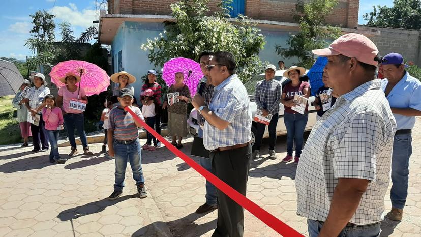 Entregan pavimentación de calles en Petlalcingo