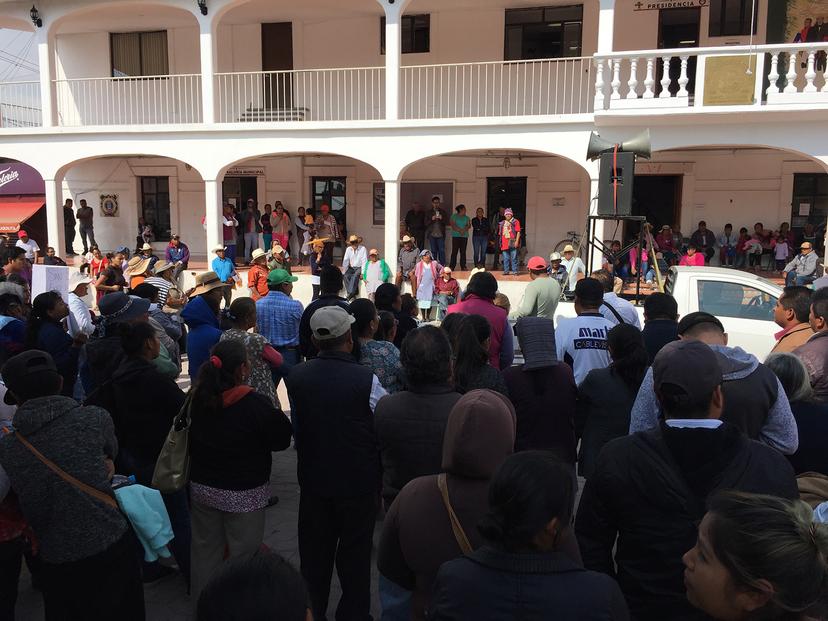 Protestan antorchistas frente a palacio municipal de Ocoyucan