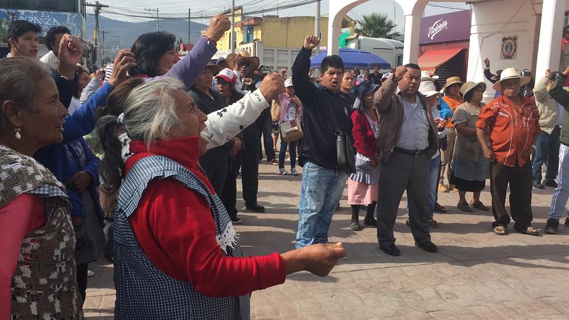 Protestan antorchistas frente a palacio municipal de Ocoyucan